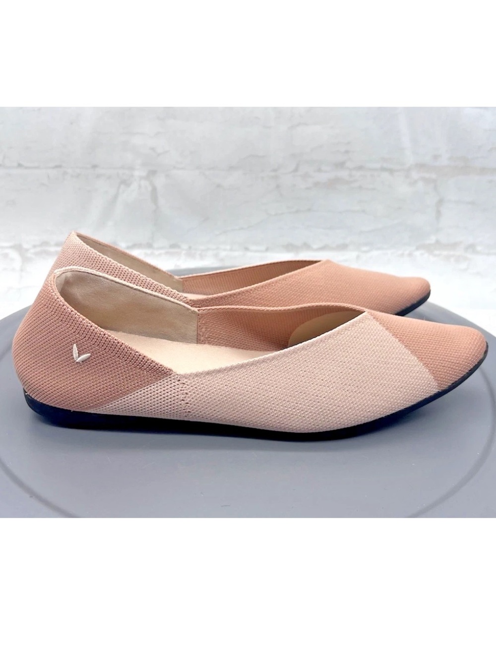 Vivaia Valencia pointed-toe V-cut knit ballet flat - Picture 2 of 9